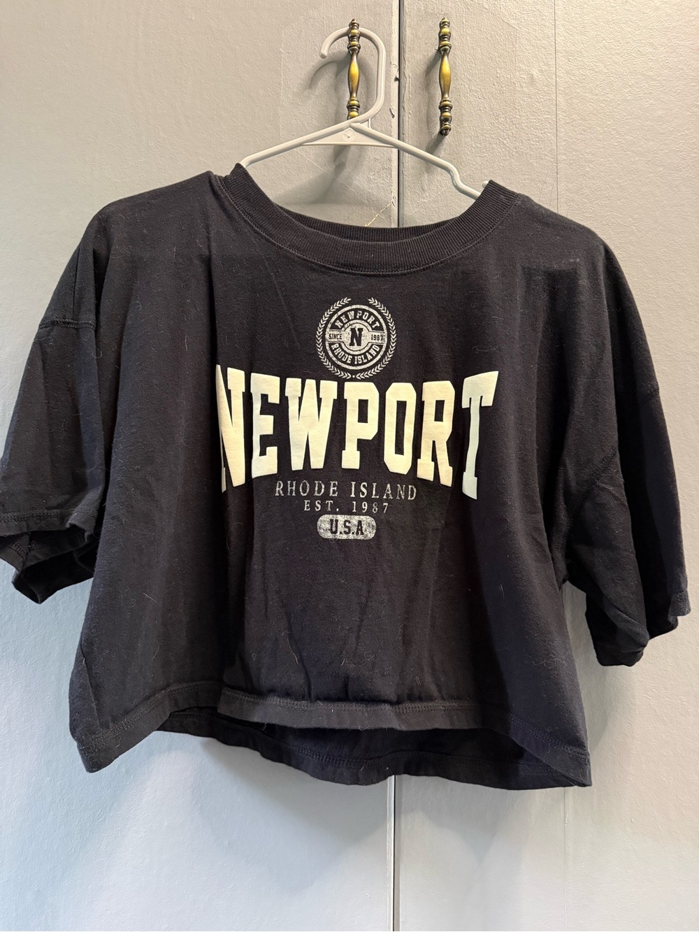 Aeropostale Black Cropped Newport Tee with Cream Print